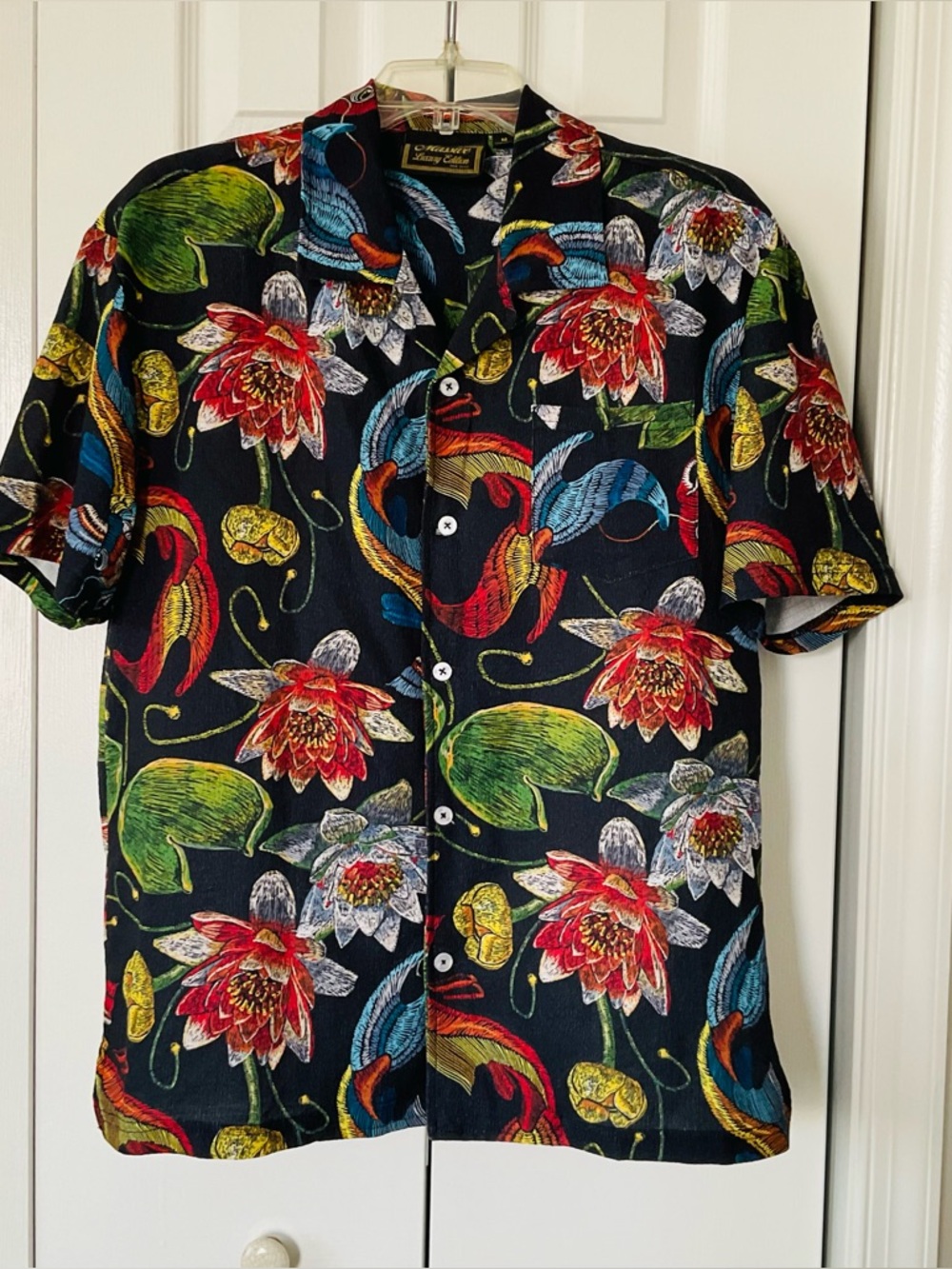 VTG Massive Luxury Edition Men's Black Colorful Flora & Koi Fish Graphic Shirt M